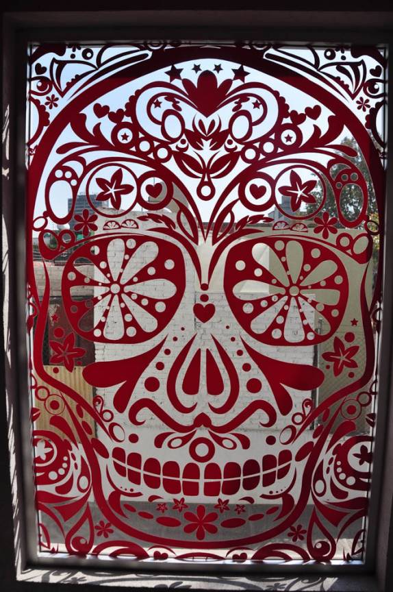 Catrina moderna na janela do Hostal La Buena Vida, na Cidade do México